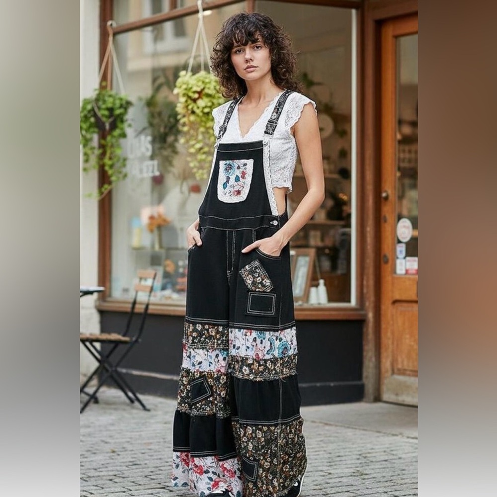 POL Black Floral Patchwork Overalls.
These overalls are fabulous!
Medium.